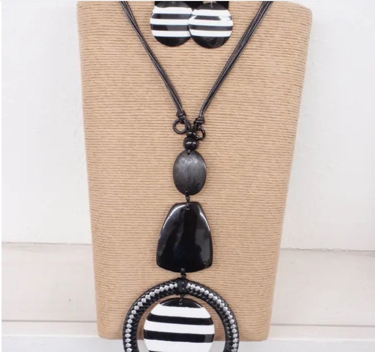 Black and White Round Resin Pendant Necklace Set - Style #22011