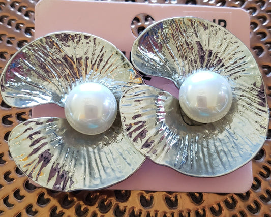 Experience timeless elegance with our Earrings - Clip on Silver Oyster Pearl. Impeccably designed with shiny silver oyster details and a lustrous pearl, this pair is a must-have in your jewelry collection.