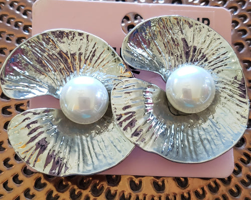 Experience timeless elegance with our Earrings - Clip on Silver Oyster Pearl. Impeccably designed with shiny silver oyster details and a lustrous pearl, this pair is a must-have in your jewelry collection.
